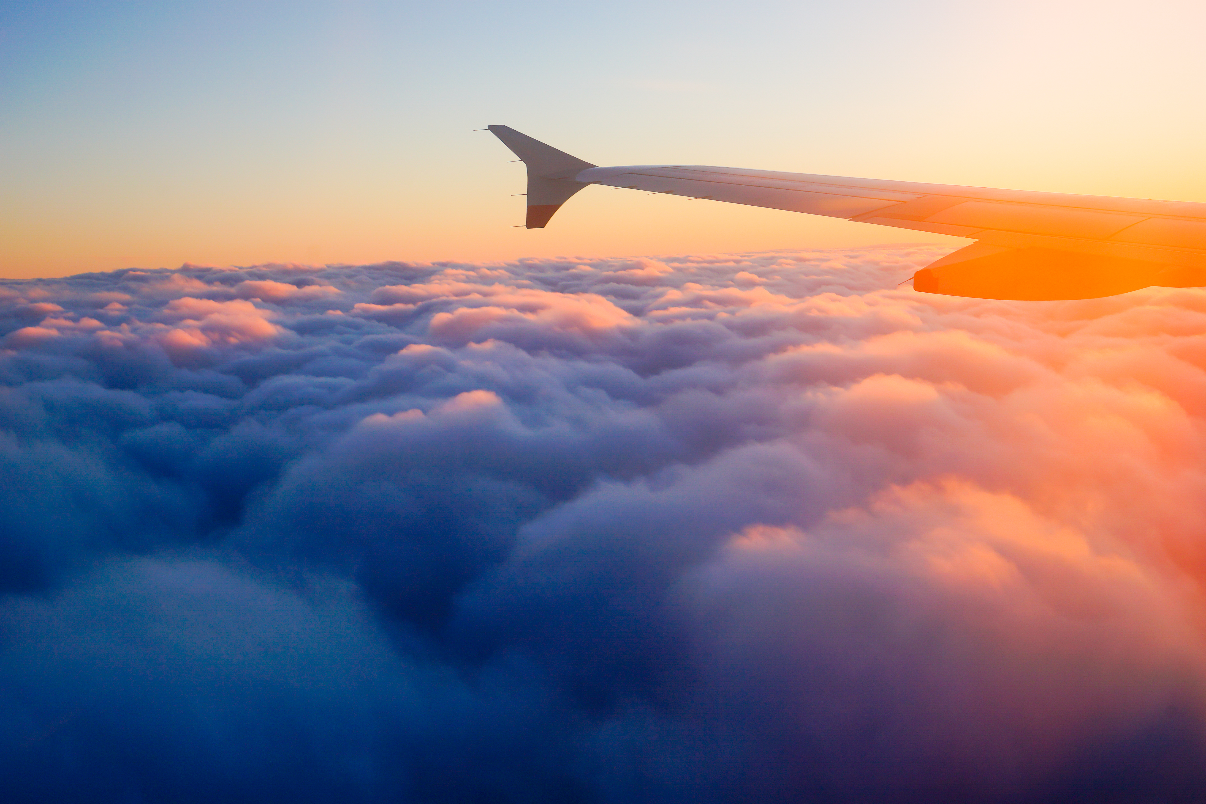 Стремительный полет самолета. Крыло самолета. Самолет в небе. Самолет в облаках. Облака из самолета.