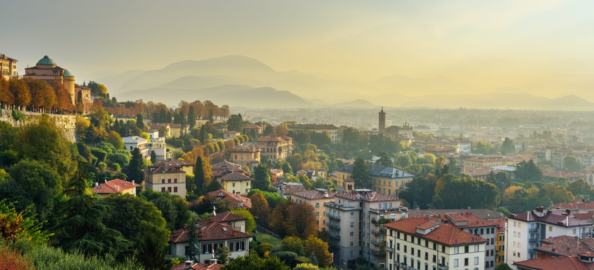 Bergamo vanaf Porta San Giacomo Gate 's ochtends. Italië