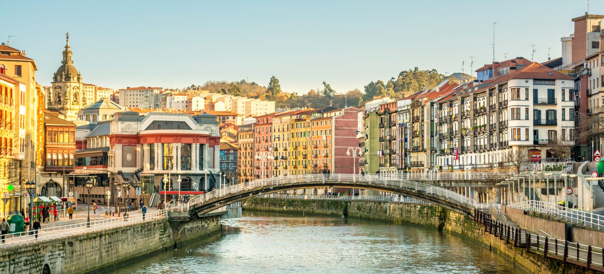 Bilbao - Rivieroever op zonnige dag