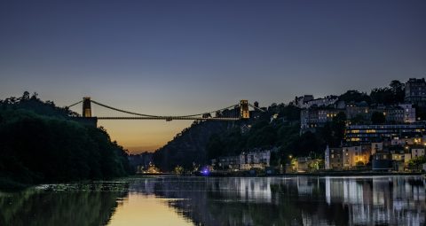 Dag en nacht van Bristol skyline en clifton hangbrug