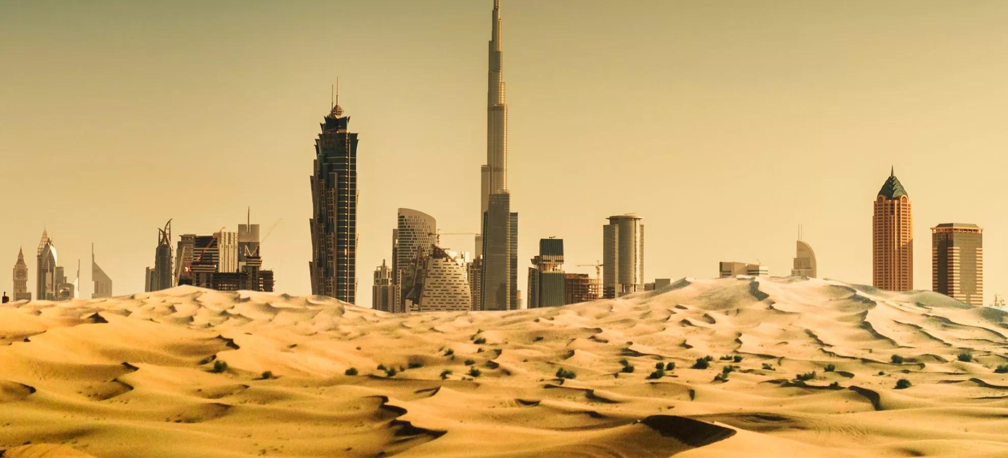 Dubai skyline vanuit de woestijn