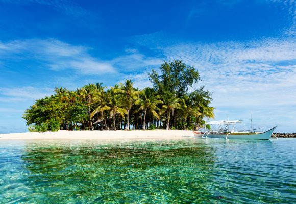 Guyam eiland met traditionele vissersboten, Siargao, Filipijnen