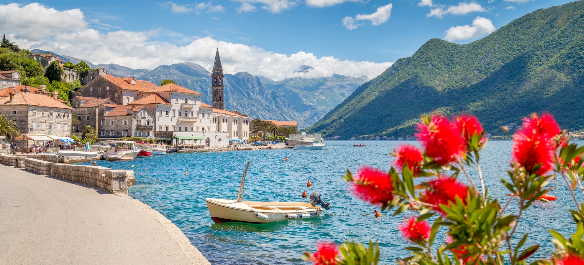 Historische stad van Perast op de baai van Kotor in de zomer, Montenegro