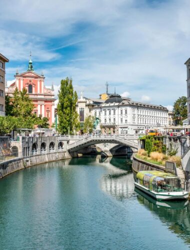 Ljubljana in Slovenië zomer Ljubljanica rivier