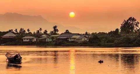 Maleisie-zonsondergang-bij-de-Kuching-rivier-Borneo