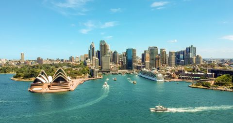 Sydney Harbour met de Opera, een cruiseschip en vele wolkenkrabbers