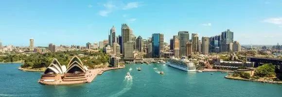 Sydney Harbour met de Opera, een cruiseschip en vele wolkenkrabbers