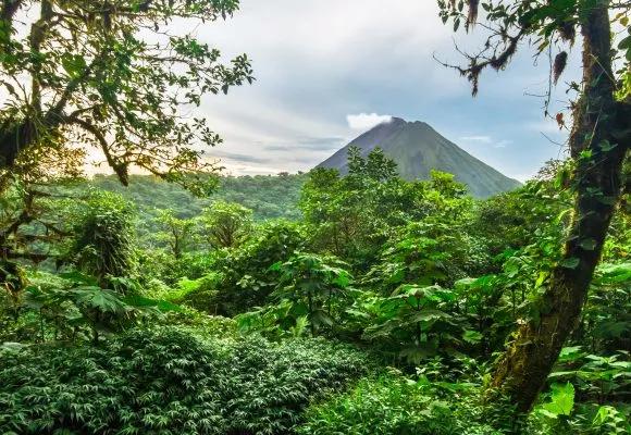 Volcan Arenal en Costa Ricaanse Jungle