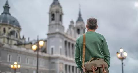 Vliegtickets-Madrid-Spanje-senior-man
