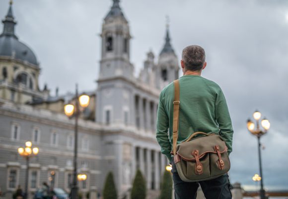 Vliegtickets-Madrid-Spanje-senior-man