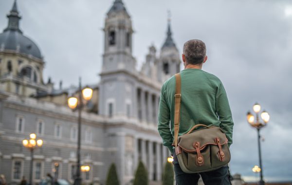 Vliegtickets-Madrid-Spanje-senior-man