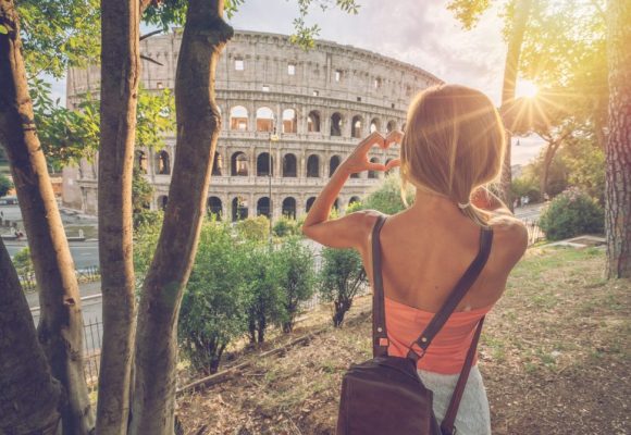 Vliegticketsnl-blog-Rome-Italie-colosseum-vrouw