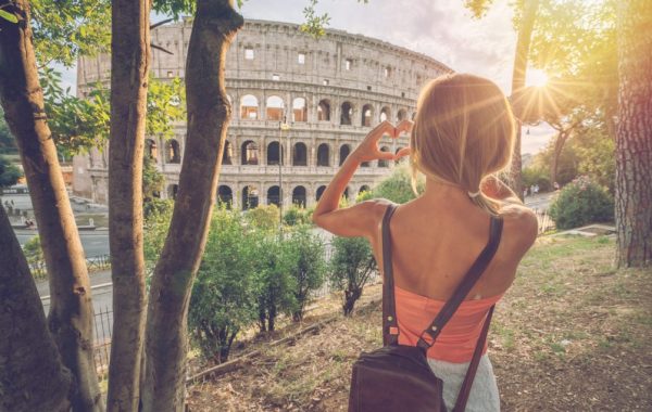 Vliegticketsnl-blog-Rome-Italie-colosseum-vrouw