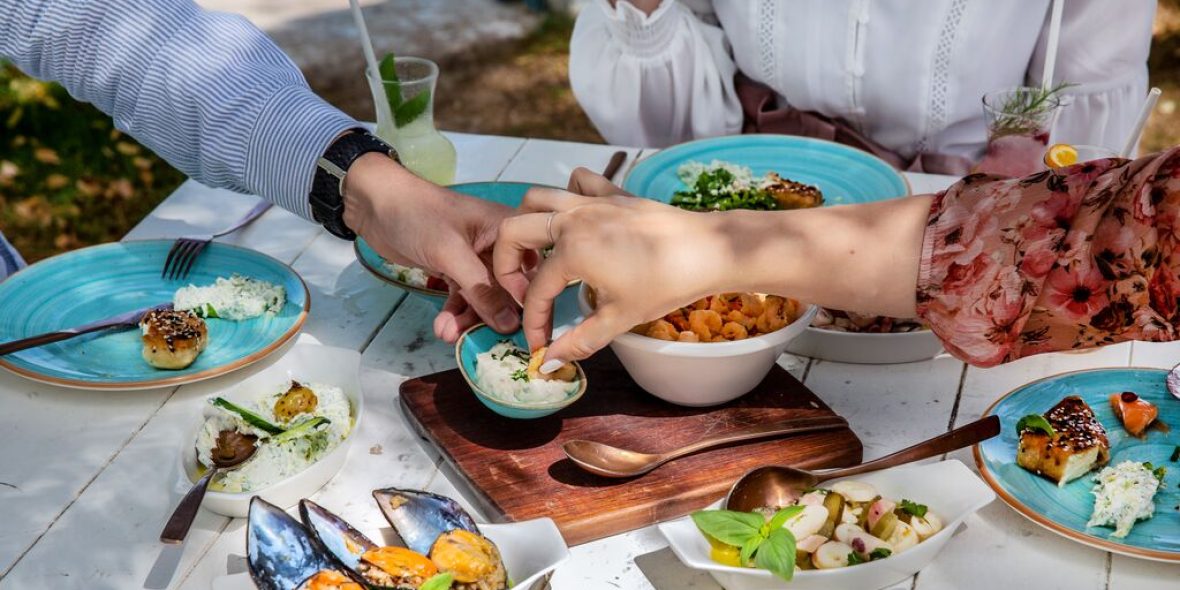 Dubai - Fish Taverna - friends