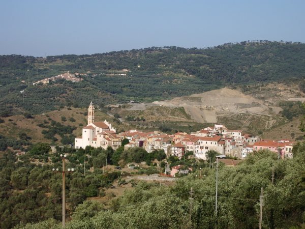 Bergsbyn Civezza i Ligurien