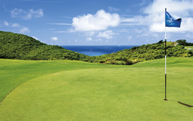 Spela golf i ett varmt klimat på Grenadinerna. 