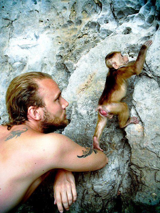 Nic och Harry Potter, 8 månader gammal rescue-monkey, Railay Thailand. Foto av Anna Binnquist