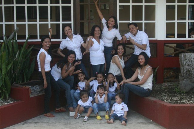 Hemma hos familjen på Filipinerna. Foto av Maricon Botardo Staberg