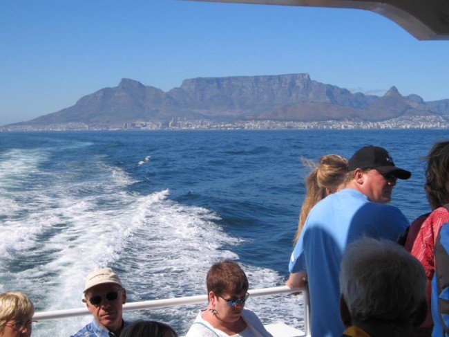 Med färja till Robben Island - utsikt över Table Mountain i bakgrunden.