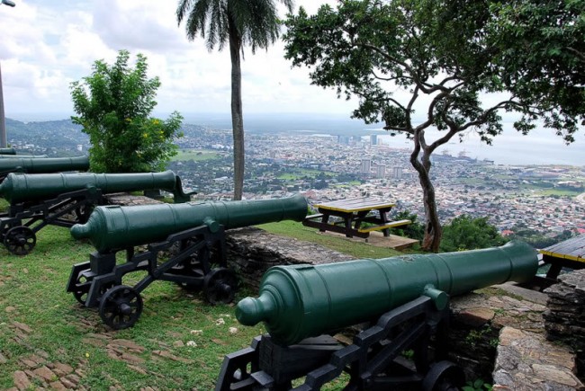 Gamla kanoner på Fort George med utsikt över Port of Spain. 