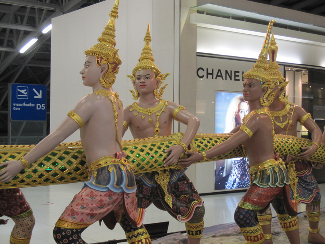 En scen mellan Devas (halvgudar) och Asuras (demoner) På Bangkoks flygplats.