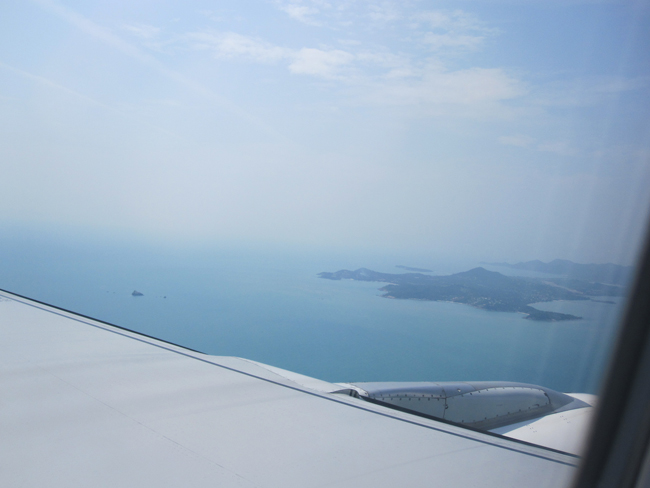 Snart dags att landa. Vi ser ön Koh Samui från vårt fönster. Hej stranden! Foto: Privat
