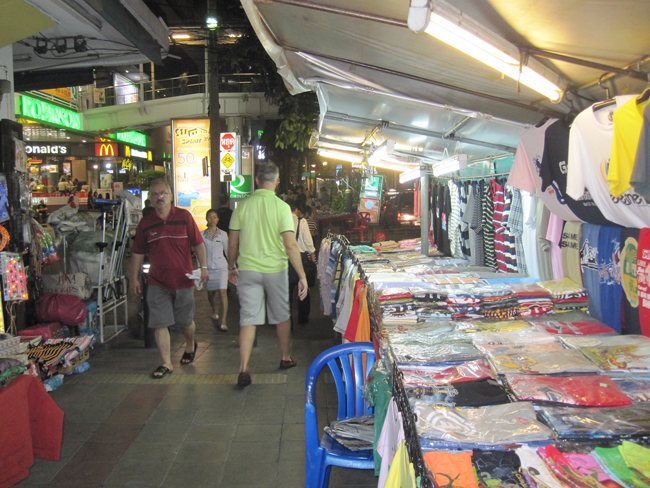 Fullt med försäljare längs Sukhumvit Road. Foto: Privat
