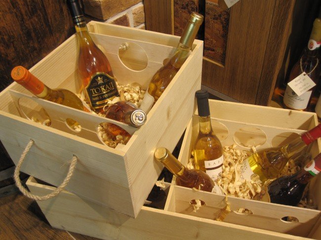 Tokaj - Tokajer är vin från vindistriktet Tokaj-Hegyalja. Ädelsöta viner som är kända sedan 1500-talet! Fin gåva att köpa med hem. Foto: Madeleine