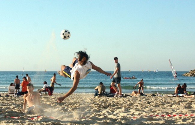 Sol, värme och fotboll på Tel Avivs beach. Foto: Isranet