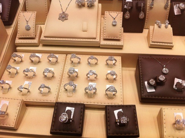 Diamanter finns att köpa både löst och infattade i smycken. Foto: Madeleine