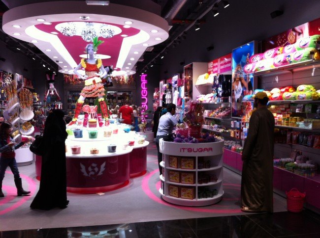 Massor av affärer inne på Mall of the Emirates. Foto: Madeleine