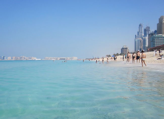Jumeirah Beach, Dubai. Längst bort skymtar världsberömda Burj Al Arab, 7-stjärnigt hotell. Foto: Madeleine