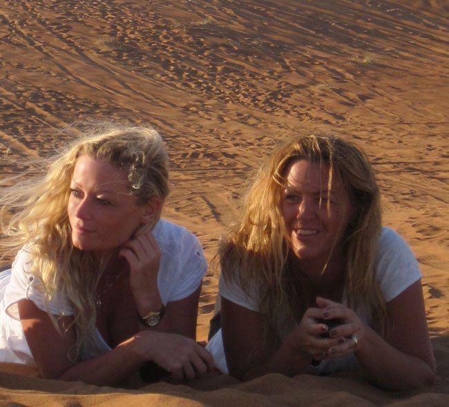 Här ligger jag och Christine och njuter av den lena sanden. Ja, vi ser glad aut, för vi har vid den här tidpunkten ännu ingen aning om vad som väntar. Foto: Privat