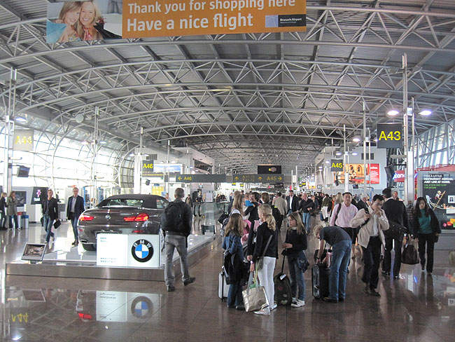 Brussels Airport - tar emot drygt 20 miljoner passagerare om året. Foto: Madeleine