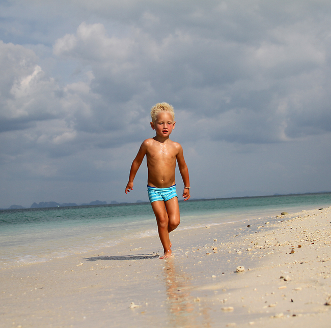 Vem vill inte se sina barn springa över pudermjuk sand? Foto: Mattias Herrström