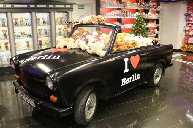 bild på en bil i berlin fylld med björnar