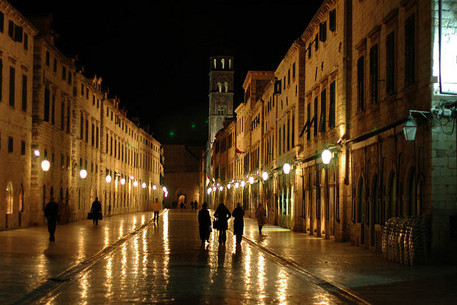 Bild på gator i nattens skev i Dubrovnik