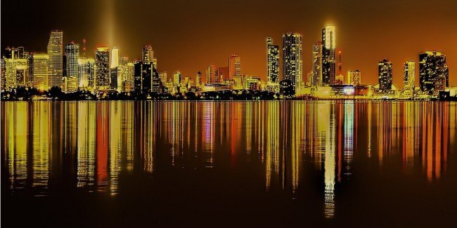 Bild över Miami på kvällen