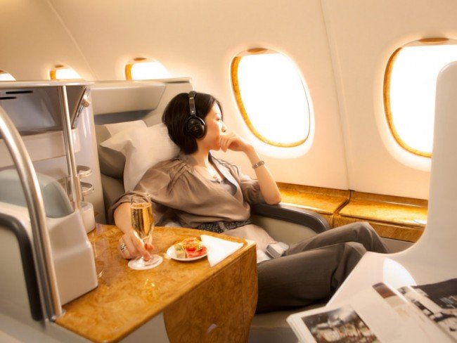 Bild från Emirates-plan där du kan resa i lyx