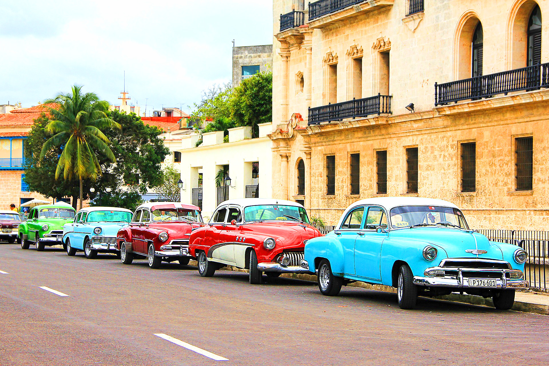 Bild på gamla bilar i Havanna, Kuba