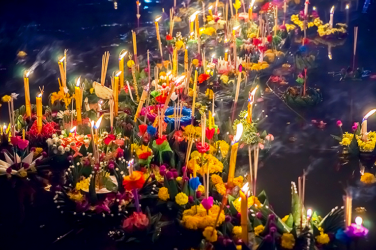 Bild på blomsterkorgar under Loi Krathong i Thailand