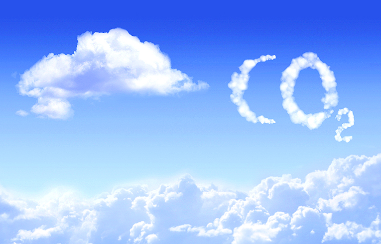 Bild på moln mot en blå himmel