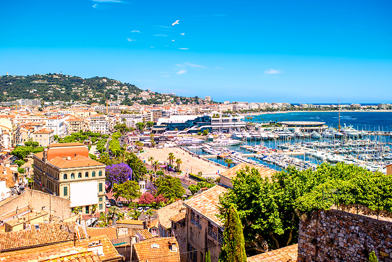 Bild på hamnen i Cannes längs Franska rivieran