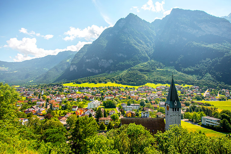 Bild på byn Balzers i Liechtenstein