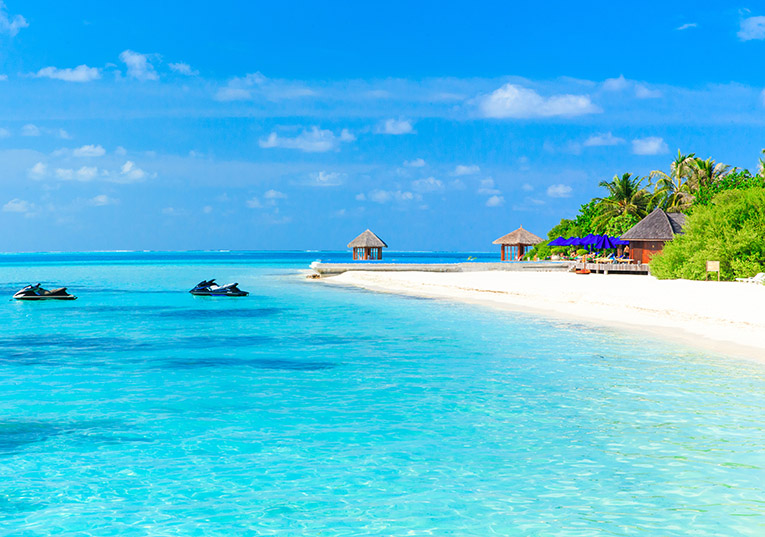 Bild på en öde strand på Maldiverna