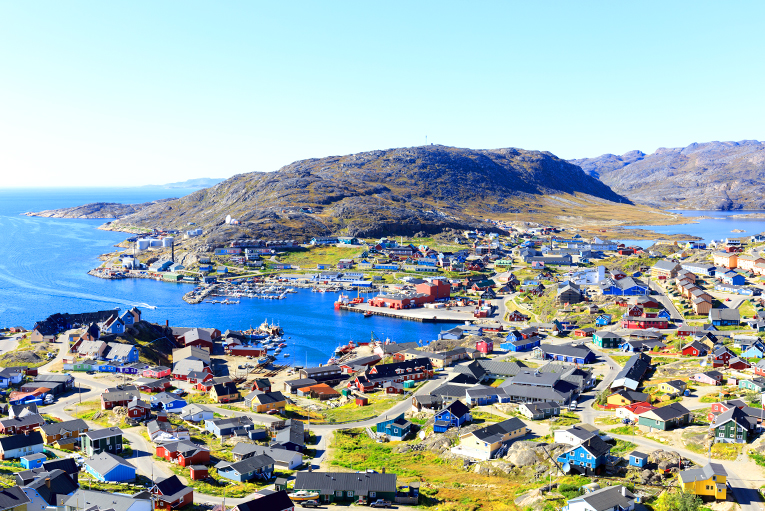 Bild på by med färgglada hus på Grönland