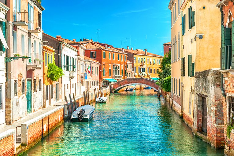 Bild på en kanal kantad av hus i Venedig, Italien