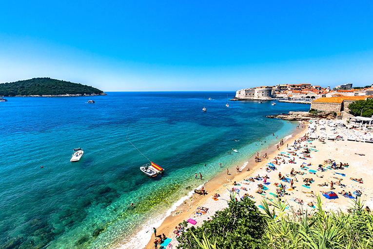 Bild på strand precis utanför Dubrovnik, Kroatien