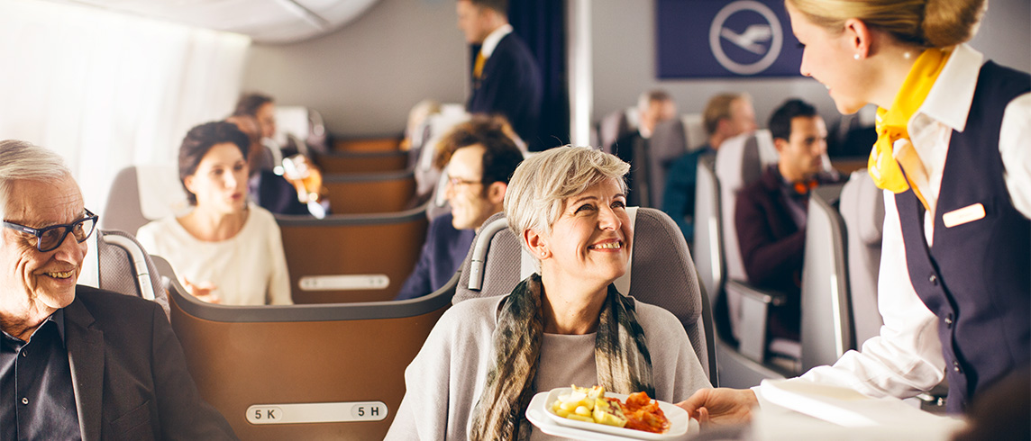 Bild från resenärer i Lufthansas Business Class som serveras mat