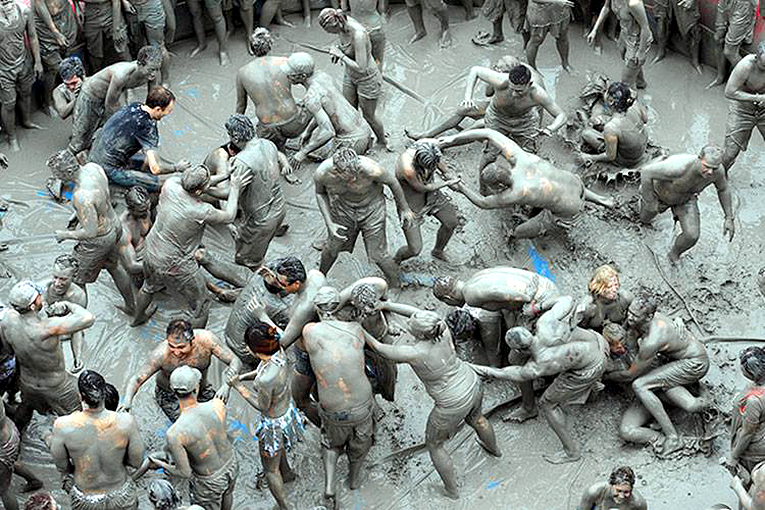 Bild från lerfestivalen i Boryeong i Sydkorea